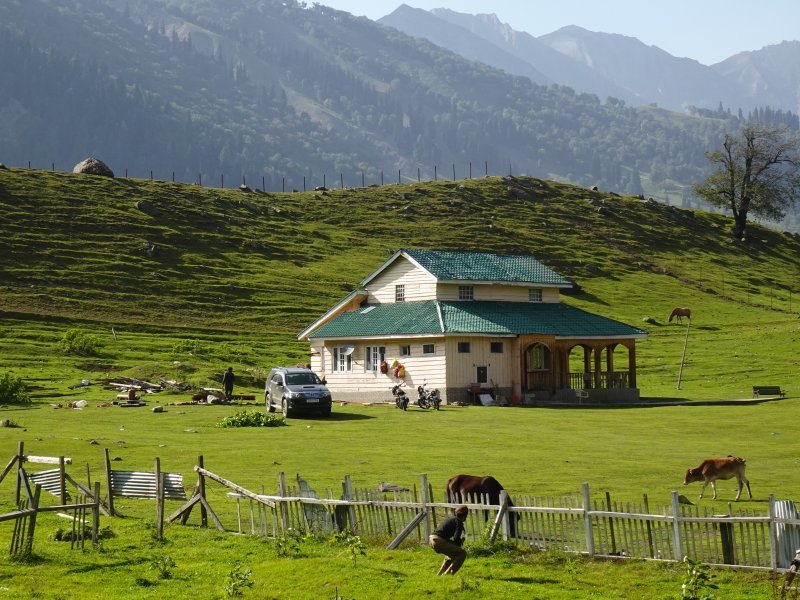 Magical Kashmir Valley Escape – 4 Nights / 5 Days Tour